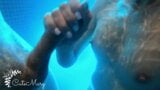 Секс в бассейне в отпуске - огромный камшот под водой snapshot 13