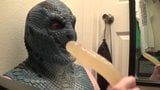 Maschera di lucertola in lattice che succhia il dildo snapshot 3