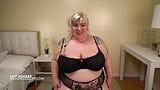 Толстушка-проститутка с огромными сиськами берет своего клиента в мотель и трахает его snapshot 4