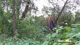 Une fille rousse pisse longtemps et brutalement dans les arbres snapshot 10