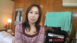 Amateur Japanerin Oma strippt und nimmt POV Creampie in ihre abgenutzte Muschi snapshot 3