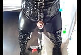 Geile travestiet in pvc die wanhopig probeert klaar te komen met haar handen op haar rug gebonden snapshot 9