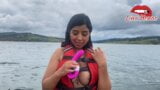 Lina Henao se masturbe sur un kayak sur le lac Calima pendant qu'il y a des touristes à proximité - exhibitionnisme snapshot 6