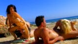 Sexo amateur de dos amigas en vacaciones de verano con extraños en la playa snapshot 9