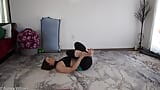 Oggi l'aurora Willows si fa stretching in pantaloni yoga neri snapshot 11