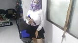 Vera milf araba sexy in abito a scuola si masturba e schizza fino all'orgasmo in niqab mentre suo marito è via snapshot 1