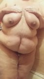 Meine fette echte Stiefmutter streichelt ihren Körper in der Dusche snapshot 10