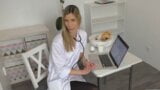 Médica australiana peituda em meias fode seu paciente snapshot 1