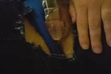 Amador usa brinquedo de vidro através de jeans cortados snapshot 9