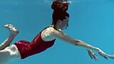 Fernanda Releve ginasta de maiô rosa na piscina snapshot 5