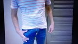 Protuberância em jeans apertados sai enorme pau flácido snapshot 3