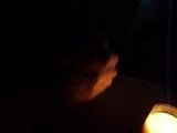 Pendant une panne de courant, j&#39;ai dû utiliser la lueur des bougies snapshot 1