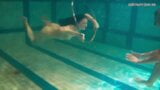 Babes, zwemmen, strippen en hebben plezier onder water snapshot 5