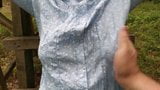 Tetas al aire libre en blusa azul - trailer snapshot 1