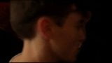 Kleiner schwuler Junge widmet Frankreich Darkroom Hinterzimmer-Fick snapshot 1