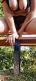 Gutes Mädchen lutscht ihren Dildo und fickt ihre Muschi auf der Bank im öffentlichen Garten snapshot 8
