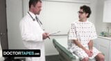 Doctor tapes - apuesto paciente dispara una gran carga por toda su cara mientras el médico pervertido lo creamp snapshot 3