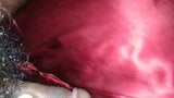 मेरी महिला के चमकदार साटन गधे से ढके हुए पर सूखी ले रहा snapshot 3