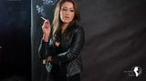 Nena caliente fumando en cuero y botas snapshot 10