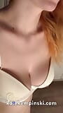 Mie tindik pelacur Tiktok memamerkan payudaranya yang gagah snapshot 5
