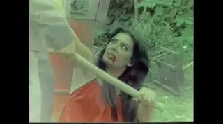 Xizmatkor uy egalarini sikishayotganini ushlab oldi.