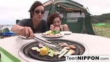 Novia japonesa mama a su chico al aire libre snapshot 2