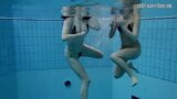 Andrea et Monica, mais aussi Janka, s'excitent dans la piscine snapshot 3