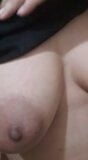 Mujer sexy muestra tetas y coño al repartidor snapshot 2