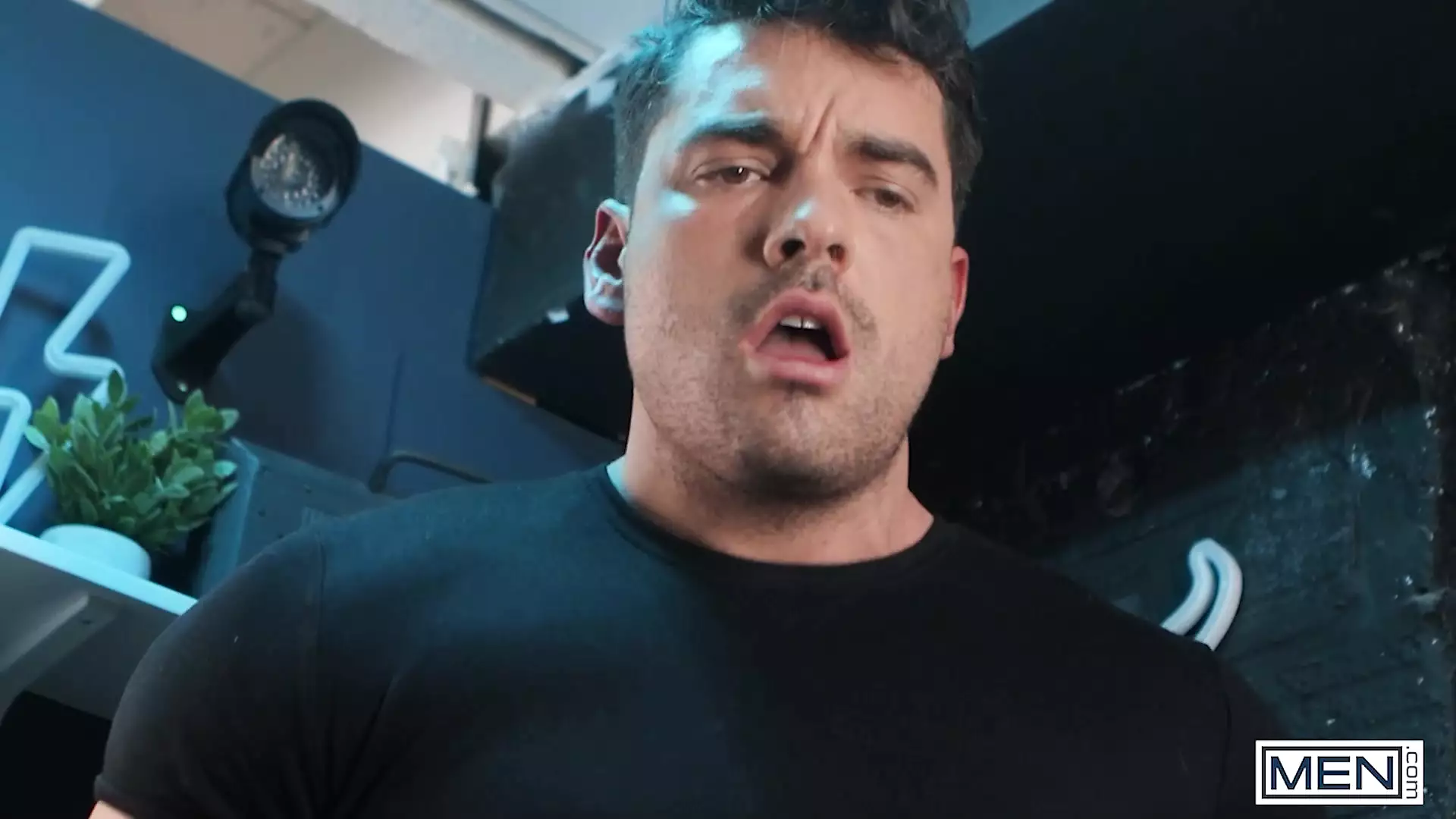 Submissive Presley Scott Gets Turned On When He Touches Boxer Malik  Delgatys Eager Dick - MEN