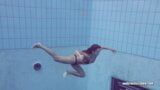 Zeer harige babe Lucy Gurchenko naakt zwemmend snapshot 4