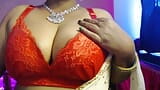 Solo sexy jovencita caliente muestra grandes tetas naturales. snapshot 4