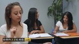 Grandes tetas en la escuela - intercambio travieso por una buena calificación snapshot 3