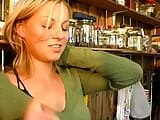 Belleza rubia de Francia complaciendo a un viejo con sus agujeros snapshot 7