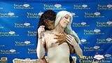 Lesbisches interracial Casting in Vegas - Küssen - Lecken - Scissoring - Strapon-Ficken und mehr! snapshot 6