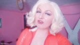 Vidéo selfie - femdom POV - baise avec gode ceinture - discours coquin grossier de la part d'une maîtresse blonde sexy en caoutchouc latex snapshot 15