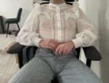 Un travesti dans une blouse blanche et un jean large bleu se masturbe et jouit au bureau snapshot 5