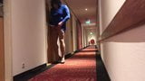 Travestiet zelfbondage in hotelgang en betrapt snapshot 6