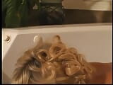 Ein wunderschönes zimmermädchen putzt haus und putzt dann einen schwanz in der badewanne snapshot 7
