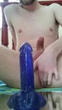 Hetero-Typ reitet Dildo zum Orgasmus snapshot 2