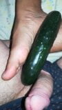 18 -jarige krijgt haar kutje gelikt en speelt met komkommer snapshot 8