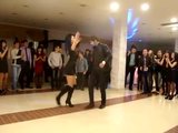 Chica circasiana bailando en tacones altos y vestido corto snapshot 9