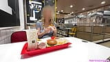 Blondynka w krótkiej sukience masturbuje się pompowaną cipką w publicznej restauracji i sika w toalecie Mcdonald's snapshot 3