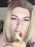Cumming w cupcake i jedzenie go joi cum odliczanie Jessica Bloom snapshot 14