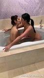 Anissa kate &amp; clea gaultier banyoda eğleniyor snapshot 3