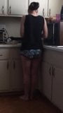 Большая жопа на кухне, белая девушка с большой шикарной задницей, часть 4 snapshot 2