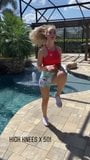 Wwe - Peyton Royce se exercitando à beira da piscina snapshot 2