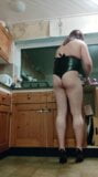 Sissy meid Jayci moet in de keuken werken snapshot 8