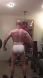 Arroganter muskel-Papi bodybuilder wird angestellt, wie er seinen großen bizeps biegt, selbstanbetung macht und seinen muskulösen körper einölt snapshot 8