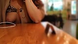 Une serveuse m’attrape dans un restaurant avec ses seins snapshot 15