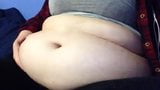 Красивая толстушка говорит о ее полном животе, трет и покачивает это snapshot 3